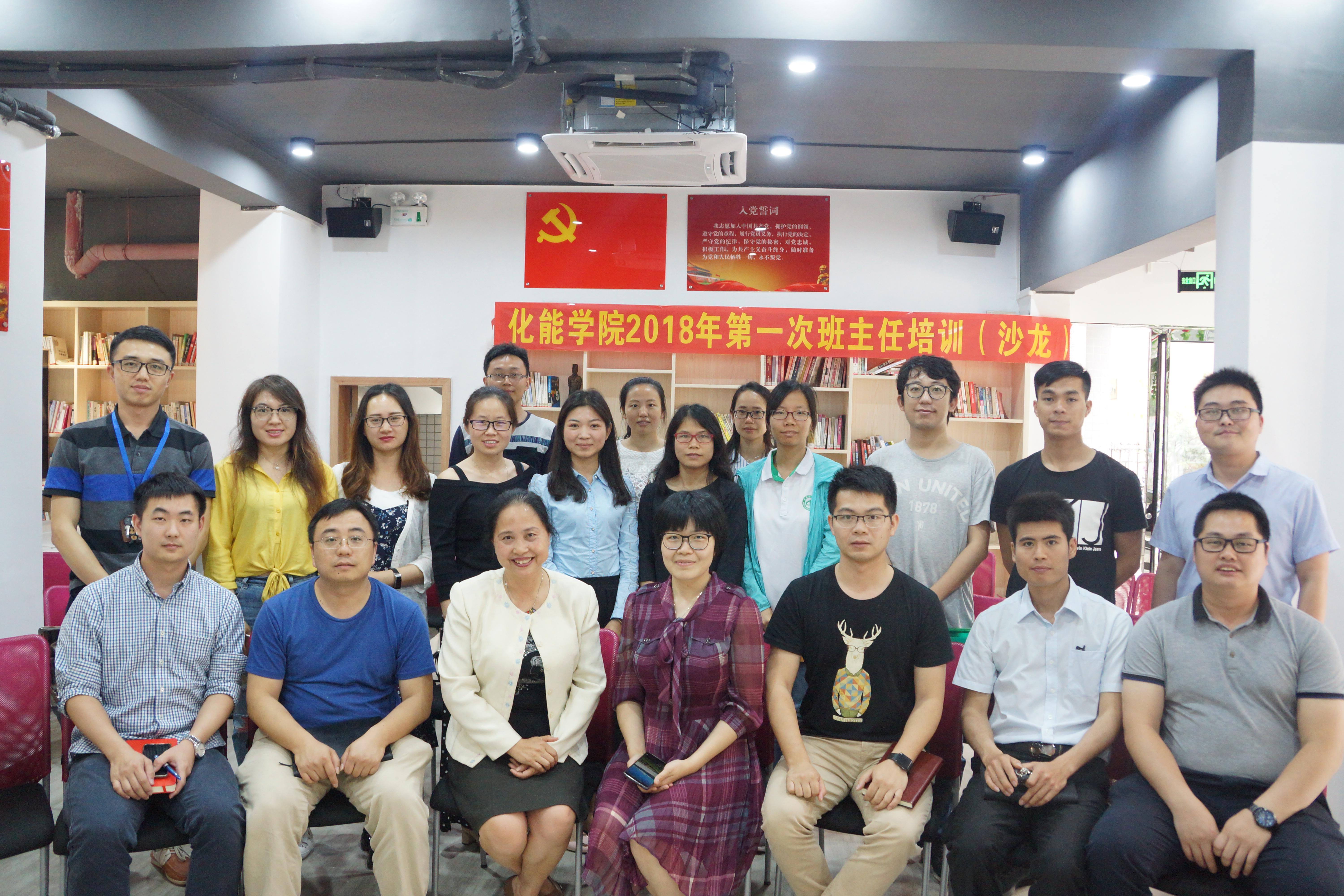 国家职业心理咨询师高级考评员苏亚玲与班主任合影.jpg