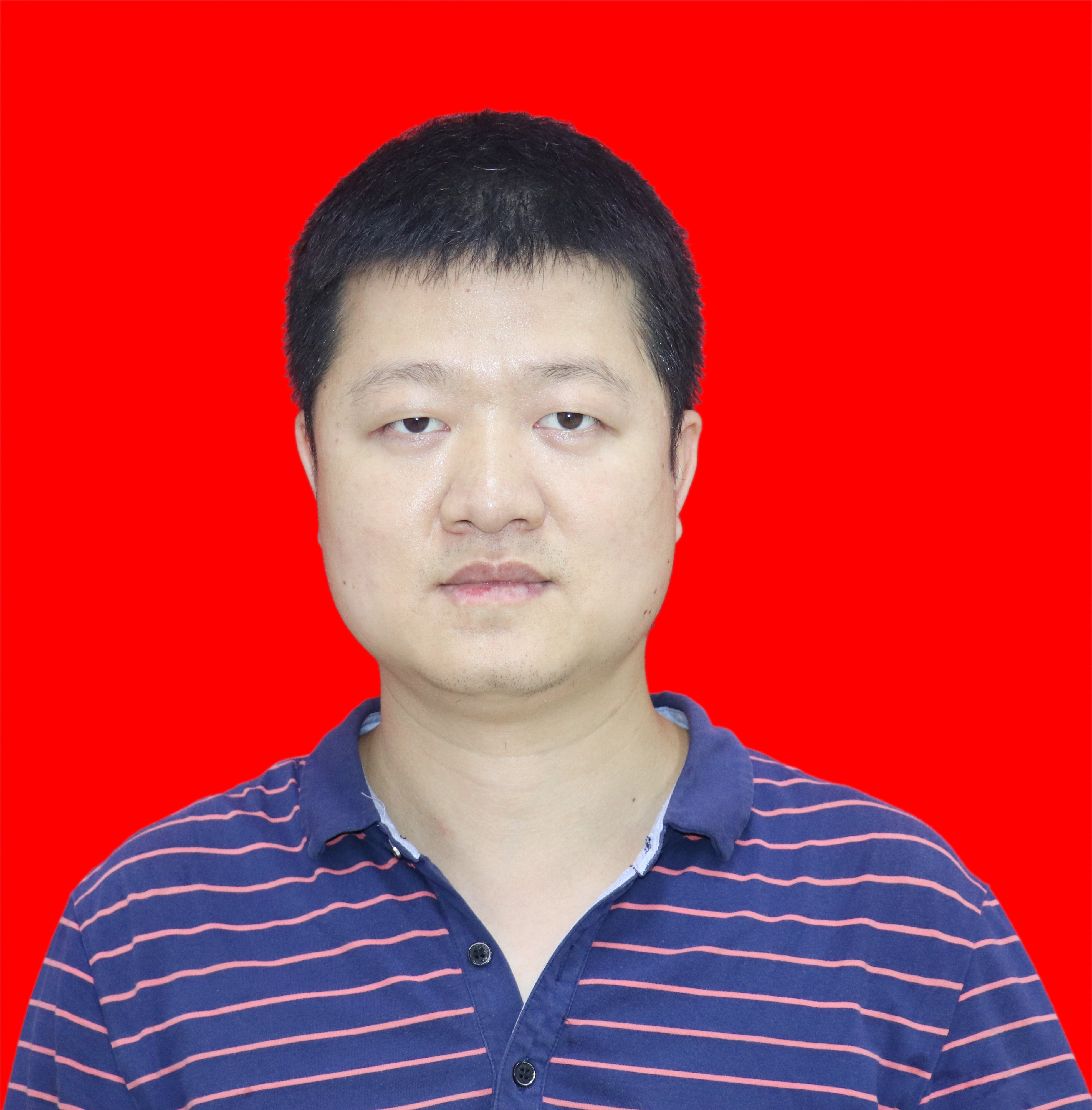 黄斯珉红底.jpg