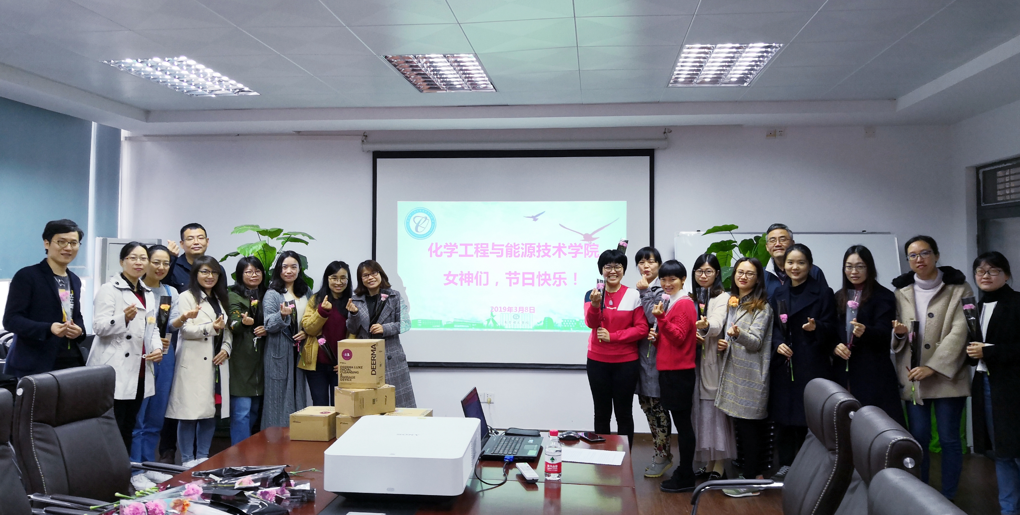 365英国上市公司官网女教工欢庆国际妇女节1.jpg