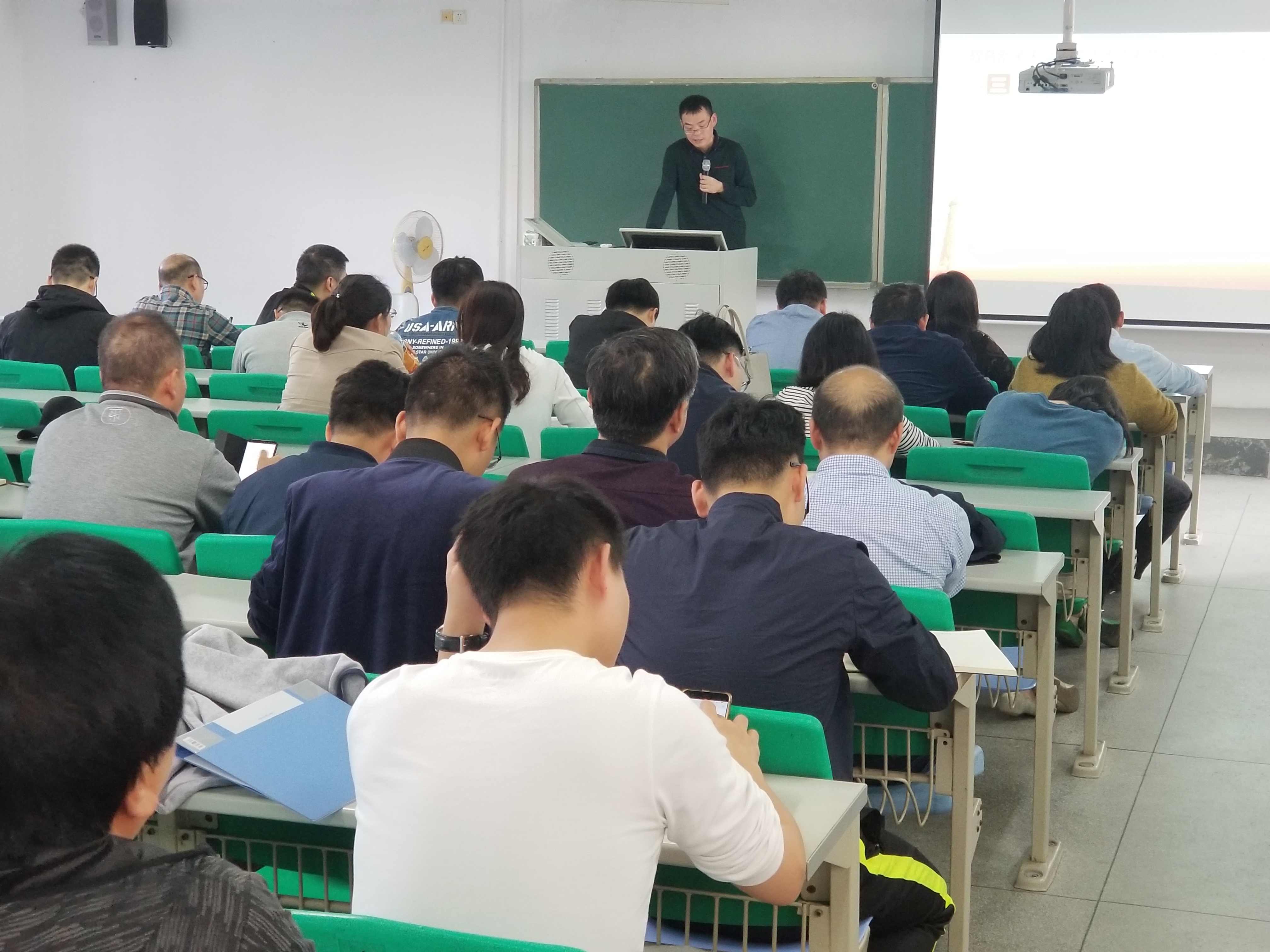 365英国上市公司官网教职工集体学习-新时代高校教师职业行为十项准则-等文件2.jpg