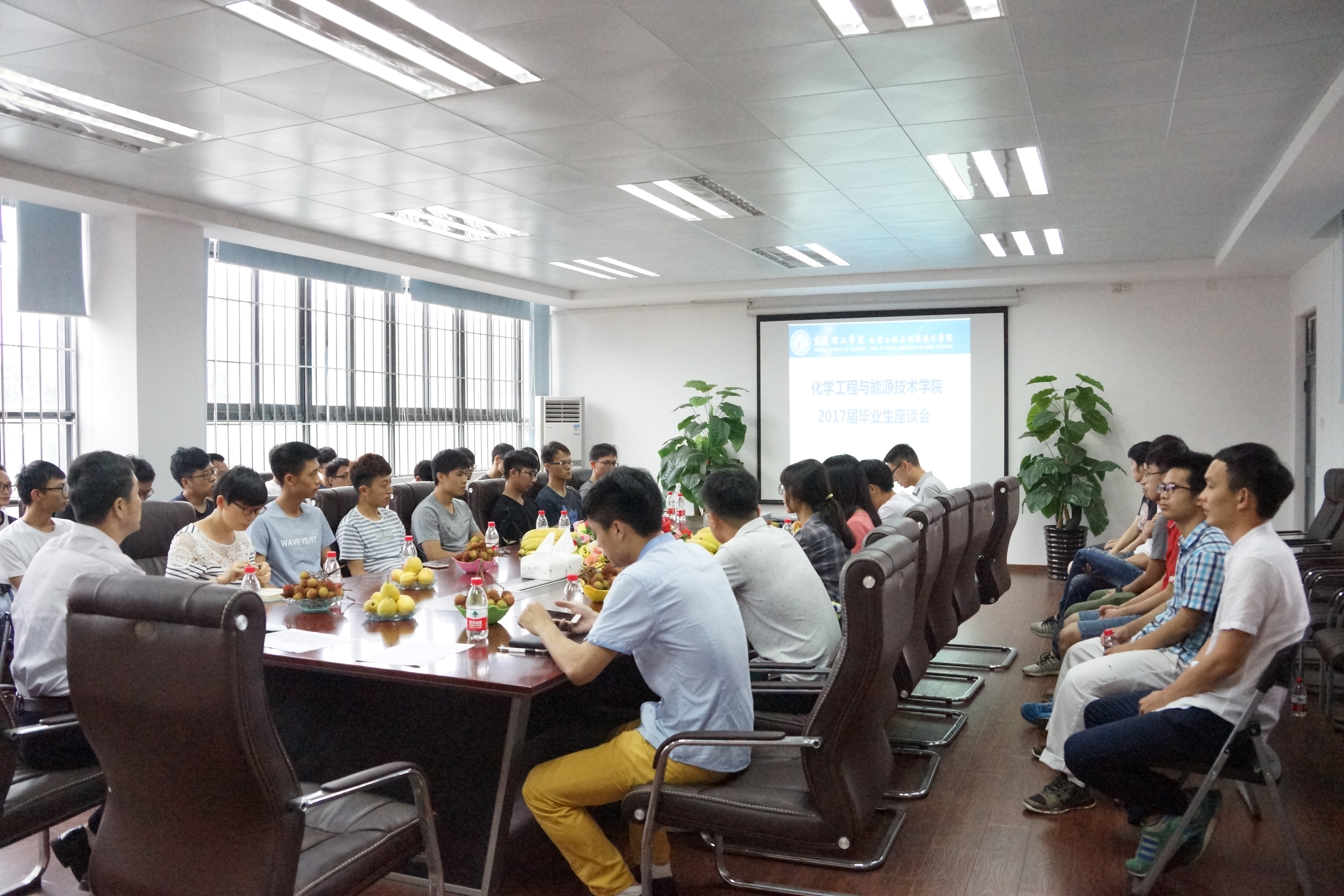 毕业生座谈会.JPG